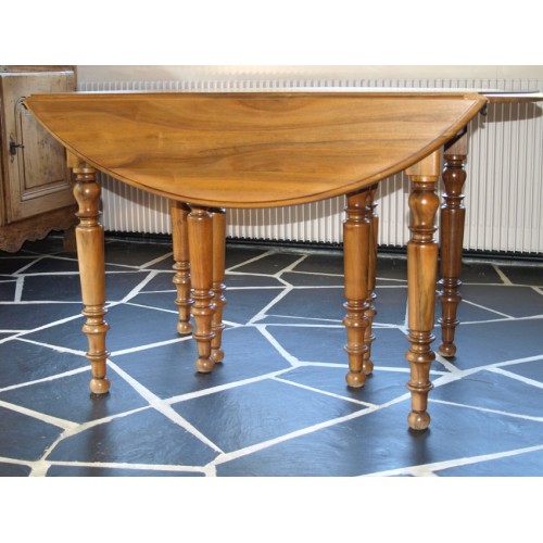 Grande table à volets en noyer