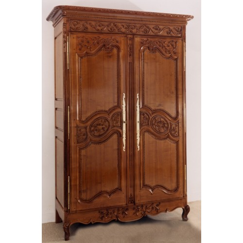 Armoire Perle en merisier. hauteur 2,30